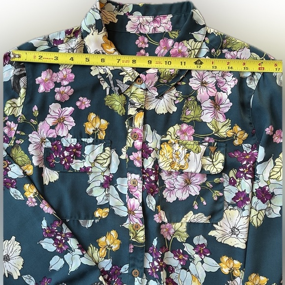 Guess Long Sleeve Floral Button Up Blouse, Front Pockets, Roll Up Sleeves, L - Picture 4 of 10